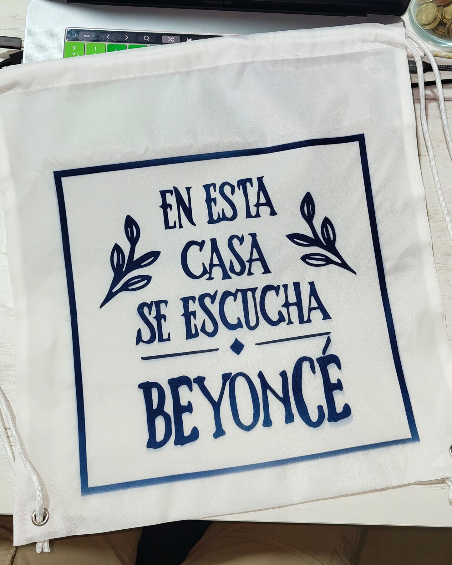 MOCHILA "EN ESTA CASA SE ESCUCHA..."