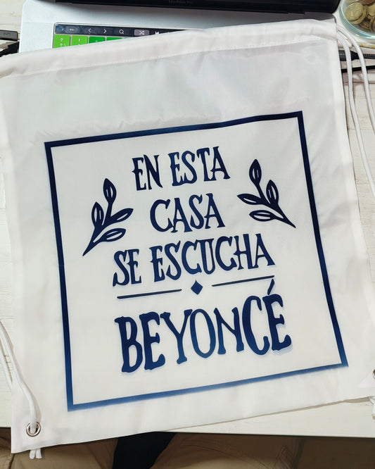 MOCHILA "EN ESTA CASA SE ESCUCHA..."