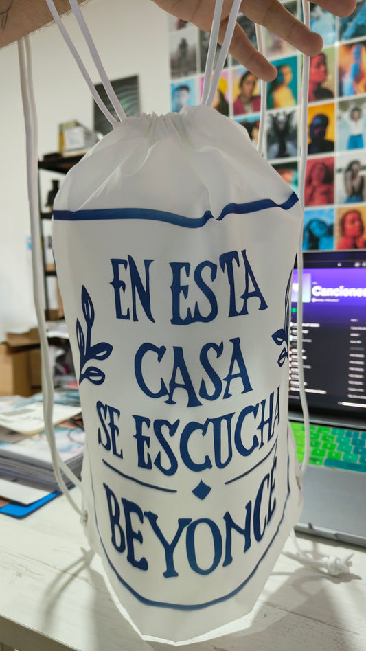 MOCHILA "EN ESTA CASA SE ESCUCHA..."